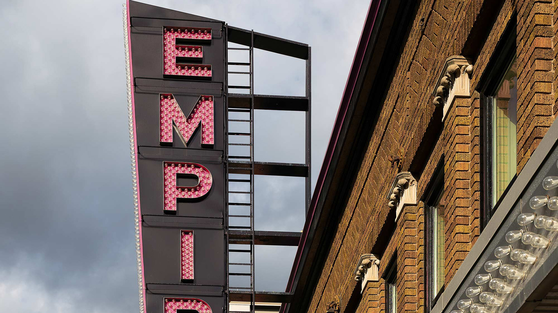 ノースダコタ州 Forksにある歴史あるエンパイア・シアターのマーキー看板