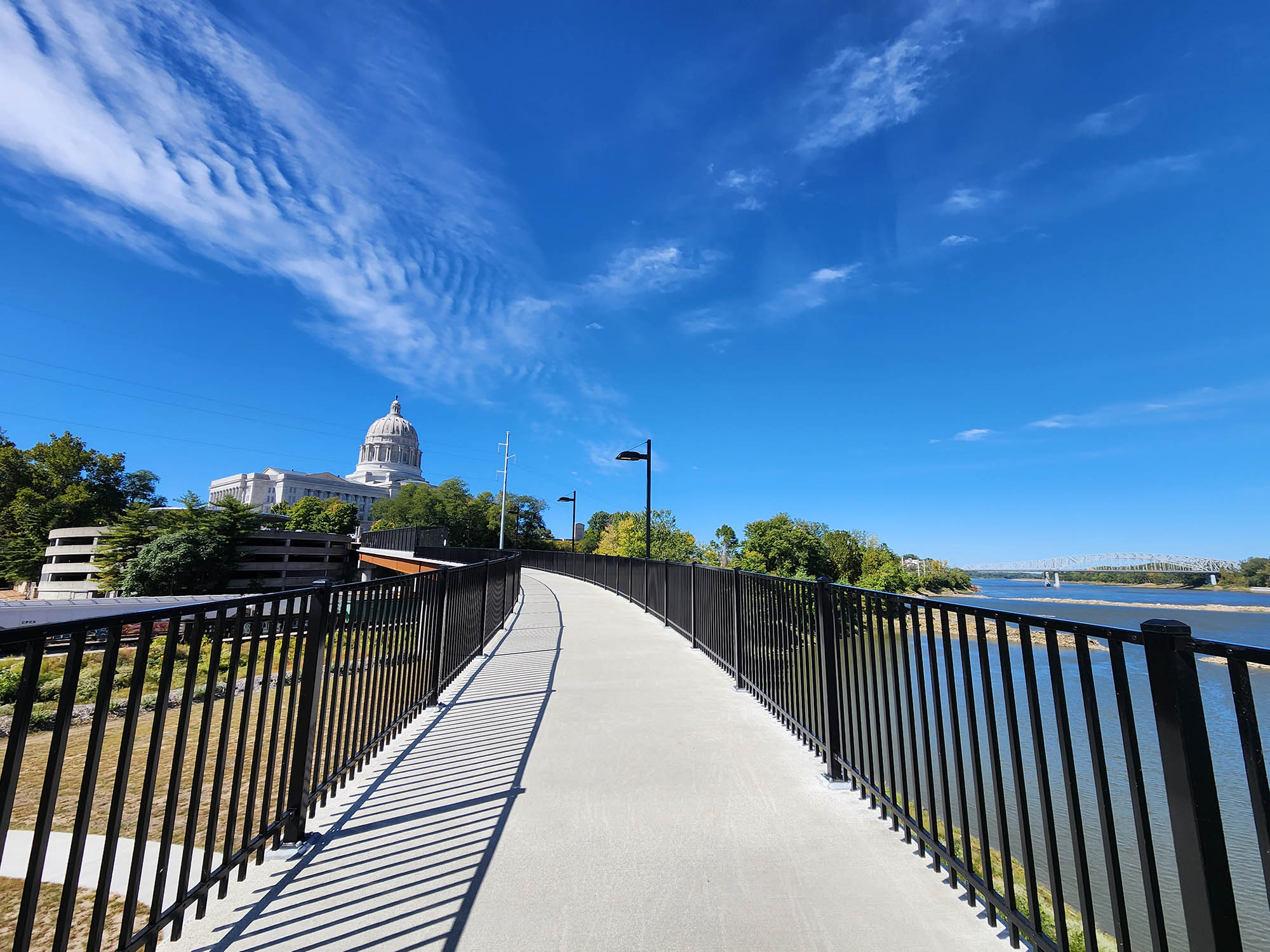 Vue de la Missouri Complexe du Capitole depuis le pont du Bicentenaire à Jefferson City, Missouri