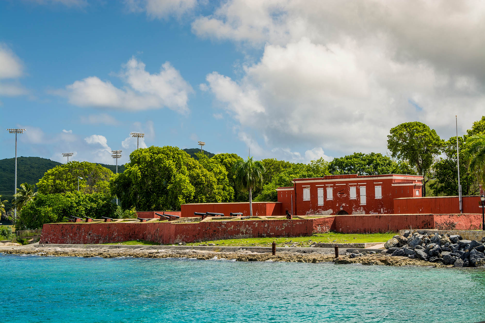 Las aguas azules que rodean el Museo y Lugar Histórico Fort Frederik en Santa Cruz, Islas Vírgenes de Estados Unidos; Crédito: Danita Delimont
