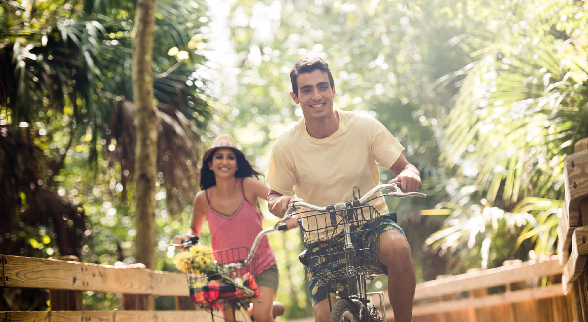 Percorrendo una pista ciclabile a Kissimmee, Florida