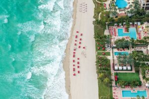 Vue aérienne du Beach Club, à Sunny Isles, près de Miami, Floride