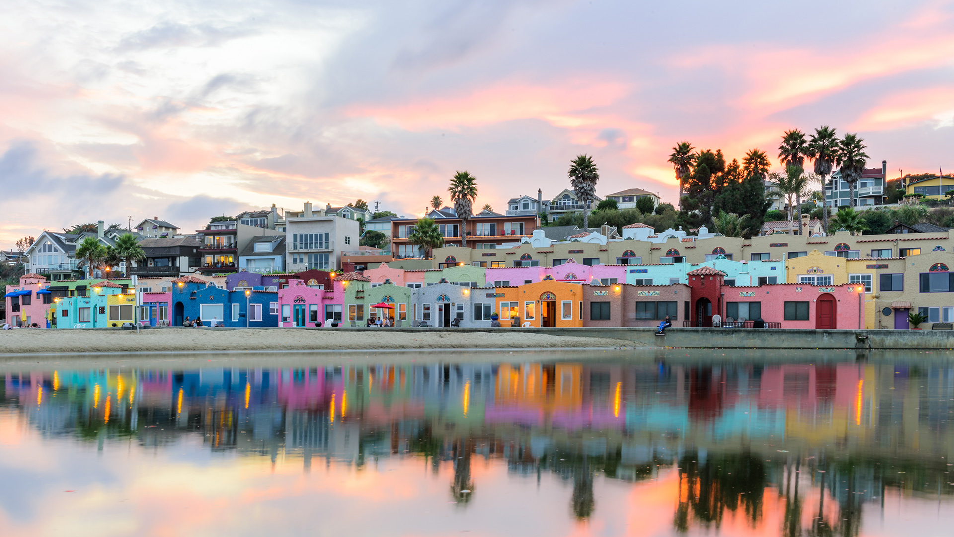 Tramonto sul villaggio di Capitola nella contea di Santa Cruz, California