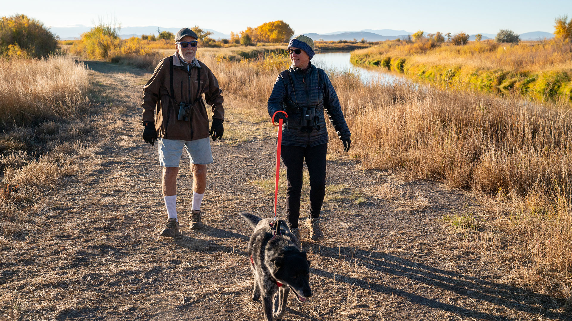Paar wandert mit seinem Hund im Alamosa Wildlife Refuge Colorado