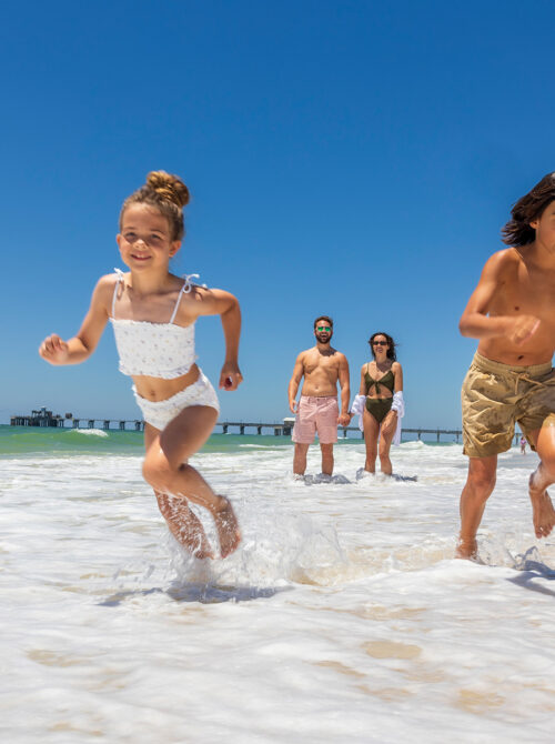 Familia jugando en la playa en la costa del Golfo de Alabama