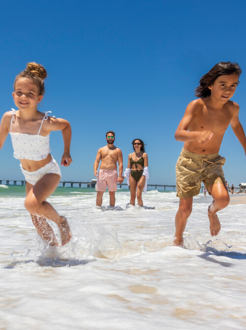 Une famille s'amuse sur la plage de côte du Golfe, Alabama