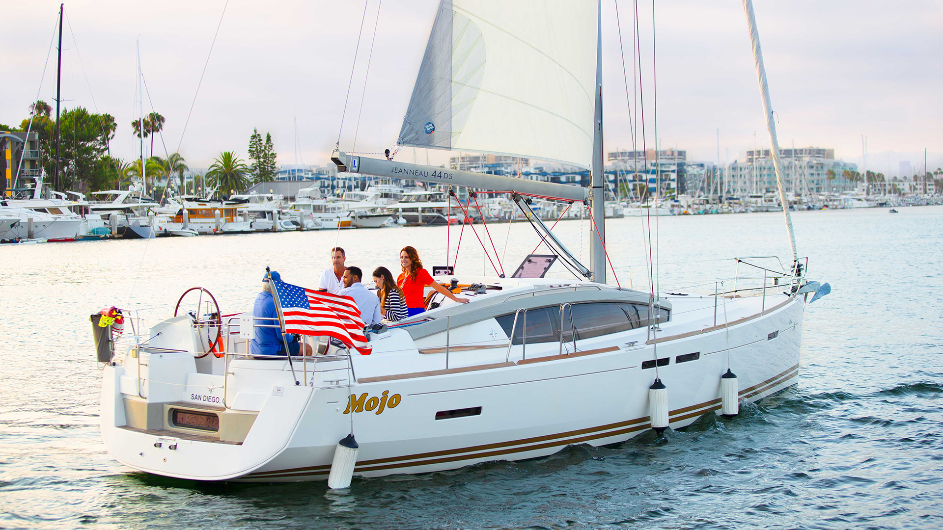 Navigation de plaisance sur le chenal de la marina à Marina del Rey, Californie