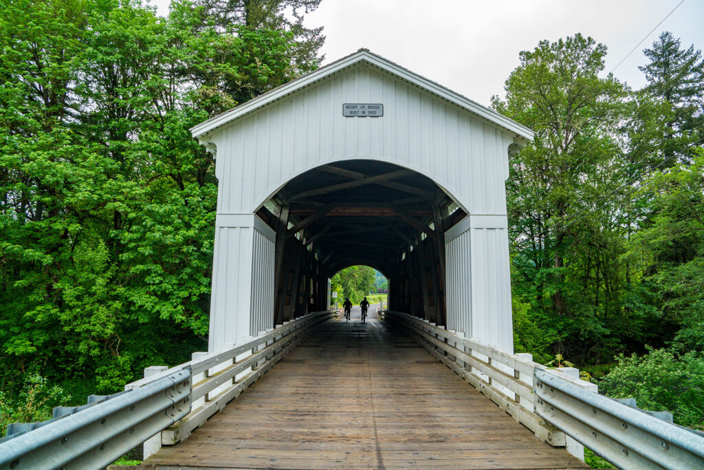 Faire du vélo près du pont Unity, à Lowell, Oregon