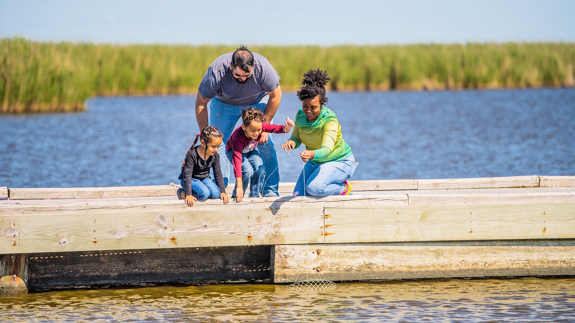 Familie beim Angeln in einem Park Creole Naturlehrpfad in Lake Charles , Louisiana