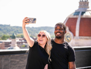 Gente tomándose una selfie en el centro del condado de York, Pensilvania