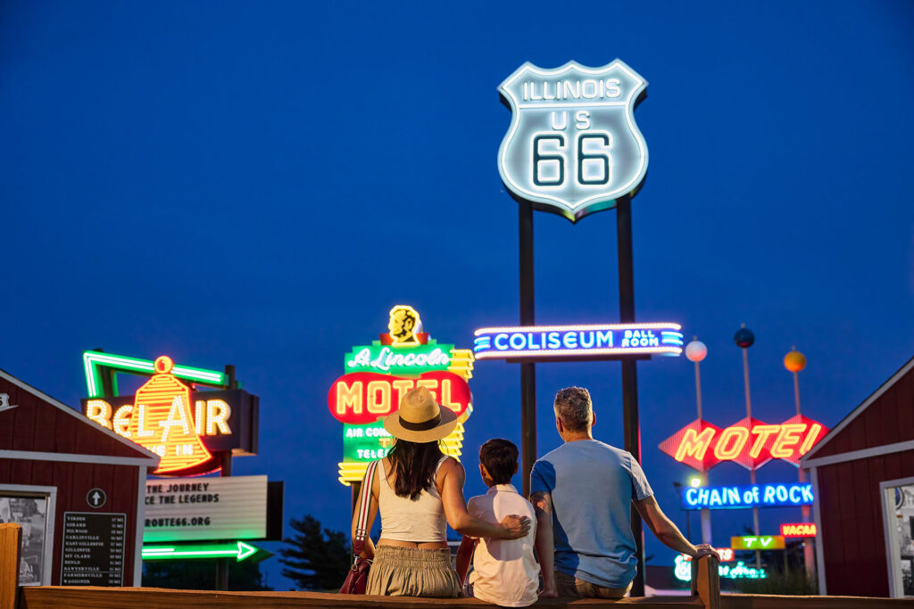 Le « Route 66 Neon Park » à Springfield, Illinois; Crédit : Illinois du tourisme Illinois