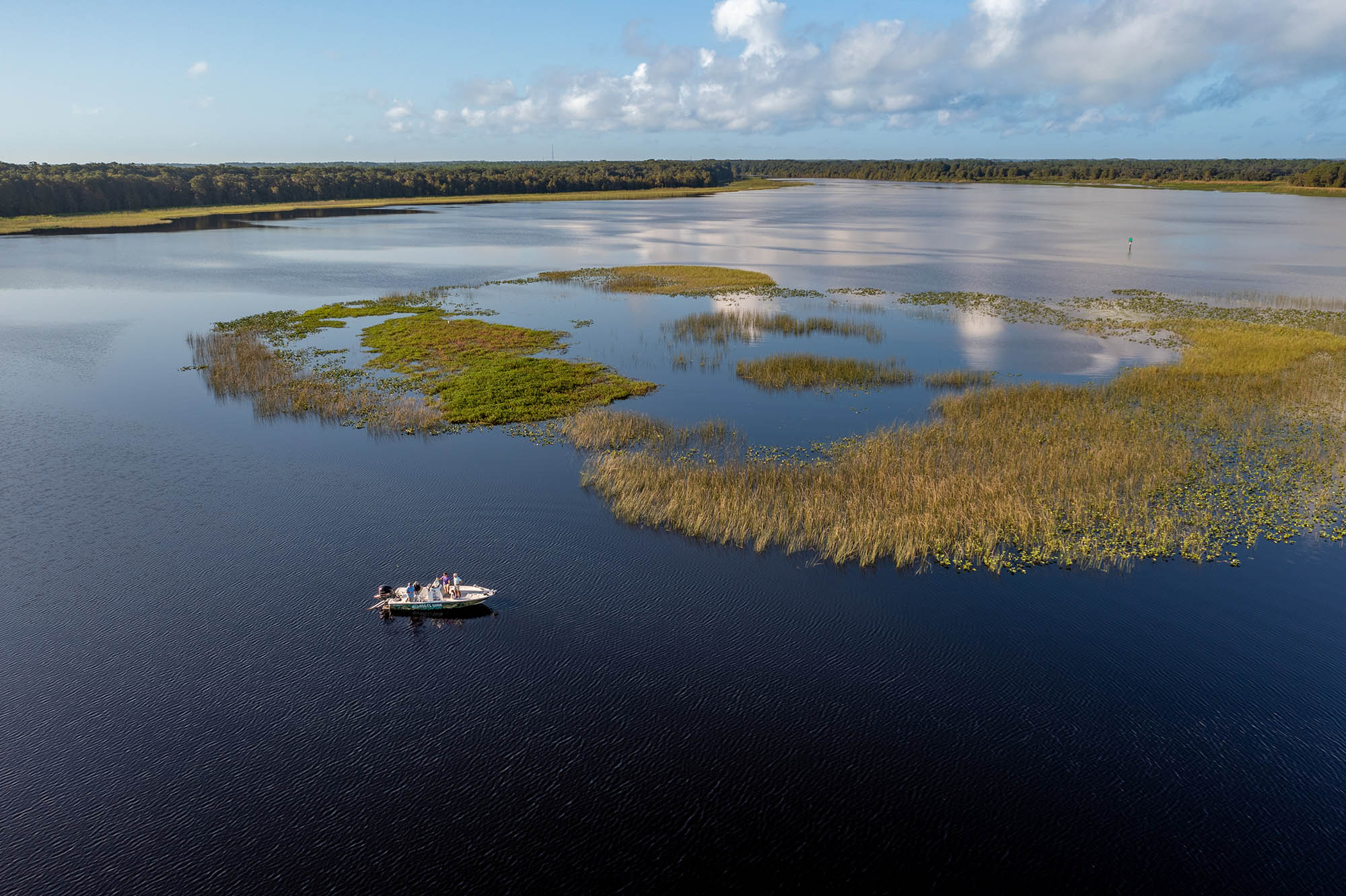 플로리다주 중부 폴크 카운티의 해치네하 호수에서 보트를 타는 사람들