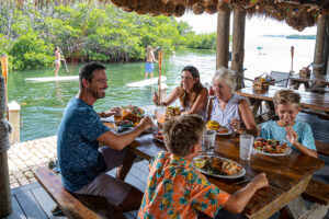 플로리다주 즐기는 가족과 함께하는 해변가 식사