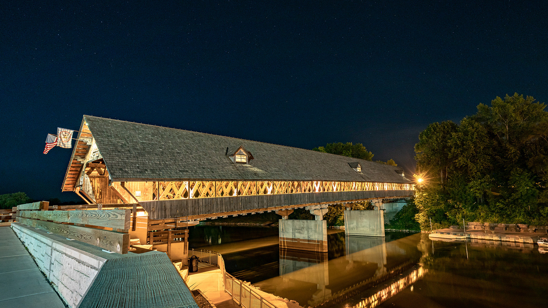 Il ponte coperto storico Holz Brücke a Frankenmuth, Michigan