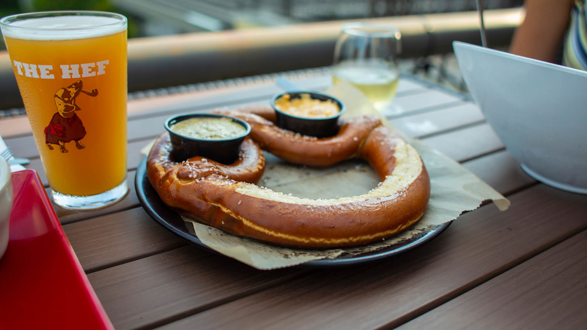 Pretzel bavarese e birra del birrificio Frankenmuth Brewery di Frankenmuth, Michigan