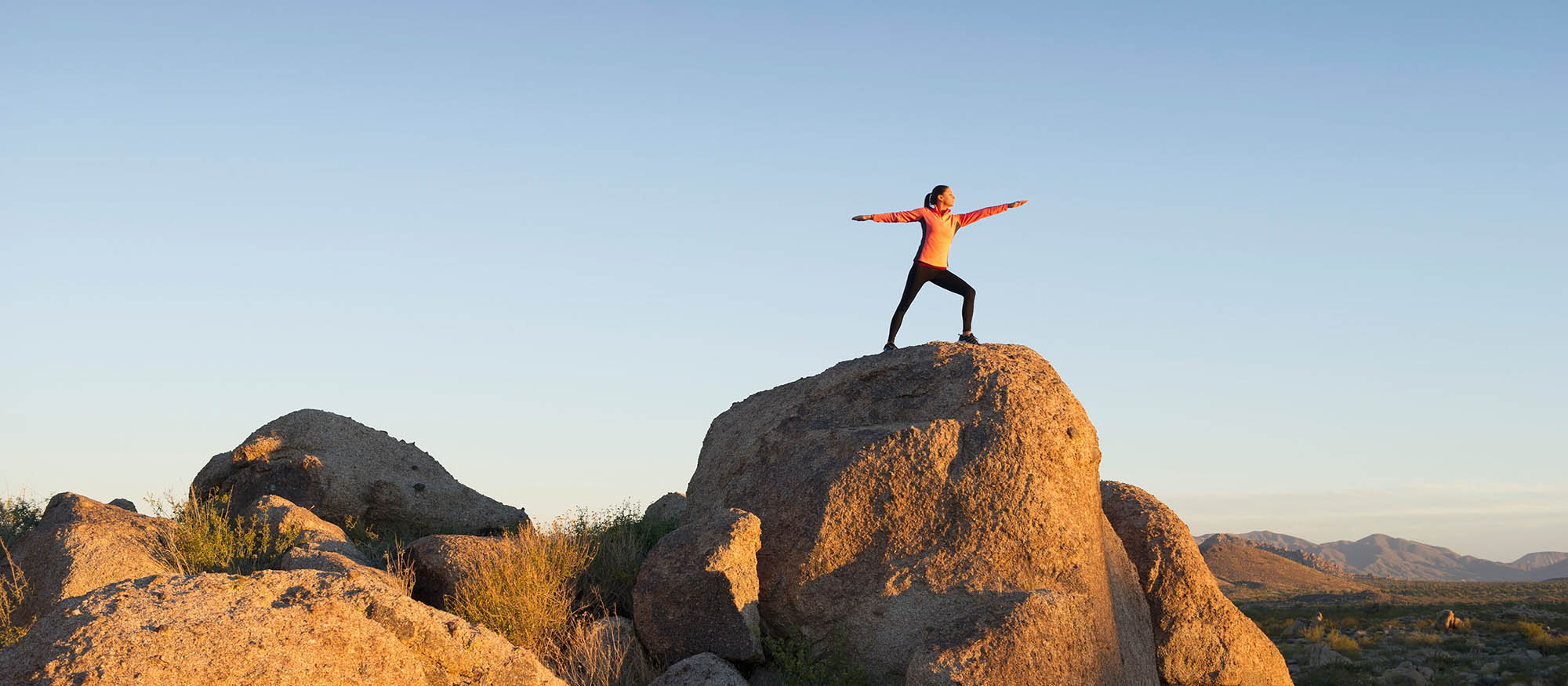 Faire du yoga sur un gros rocher dans le désert de Phoenix, Arizona