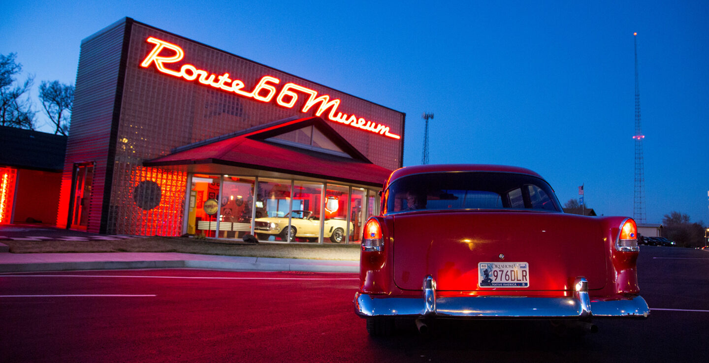 오클라호마주 클린턴에 위치한 오클라호마주 66번 국도 외부 네온 사인; 사진: 로리오클라호마주