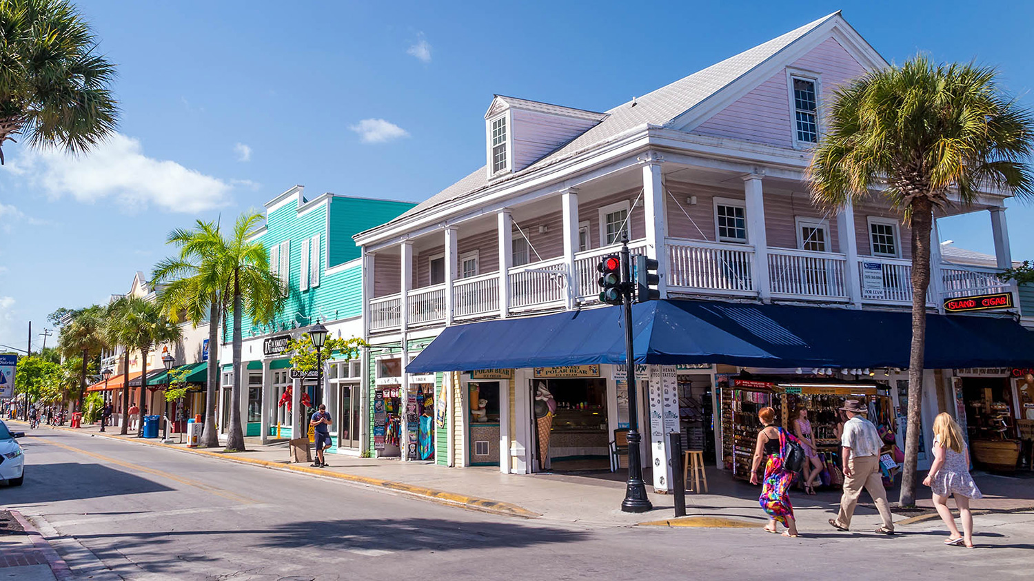 Vue sur les rues bordées de palmiers du centre-ville de Key l’Ouest les Floride