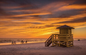 Una pedalata al tramonto sulla spiaggia di Siesta Key a Sarasota, in Florida