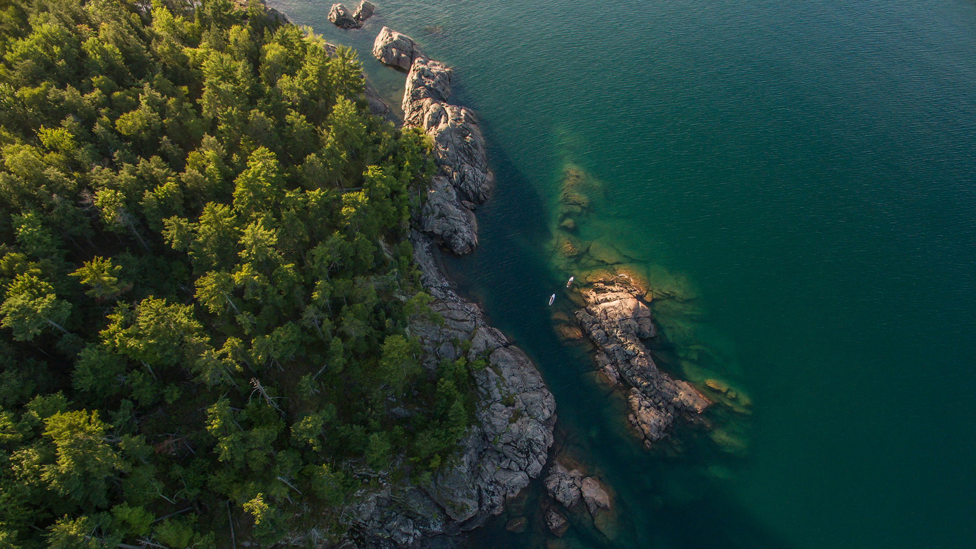 Vue aérienne de deux praticiens de planche à pagaie près des Black Rocks de Presque Isle en Marquette, Michigan; Crédit : Travel Marquette