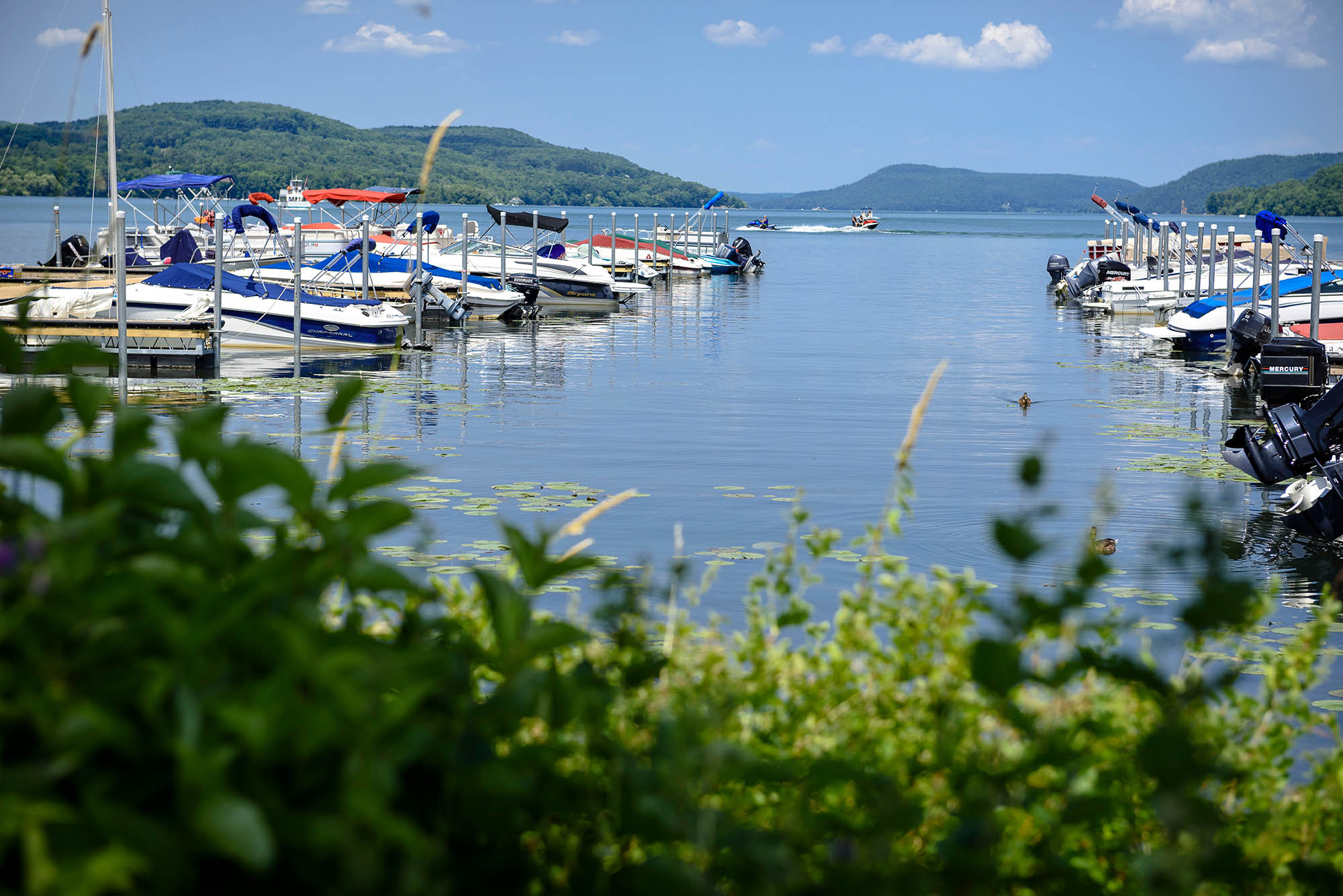 Des bateaux ont accosté à une marina à Cooperstown, New York; Crédit : Mitch Wojnarowicz