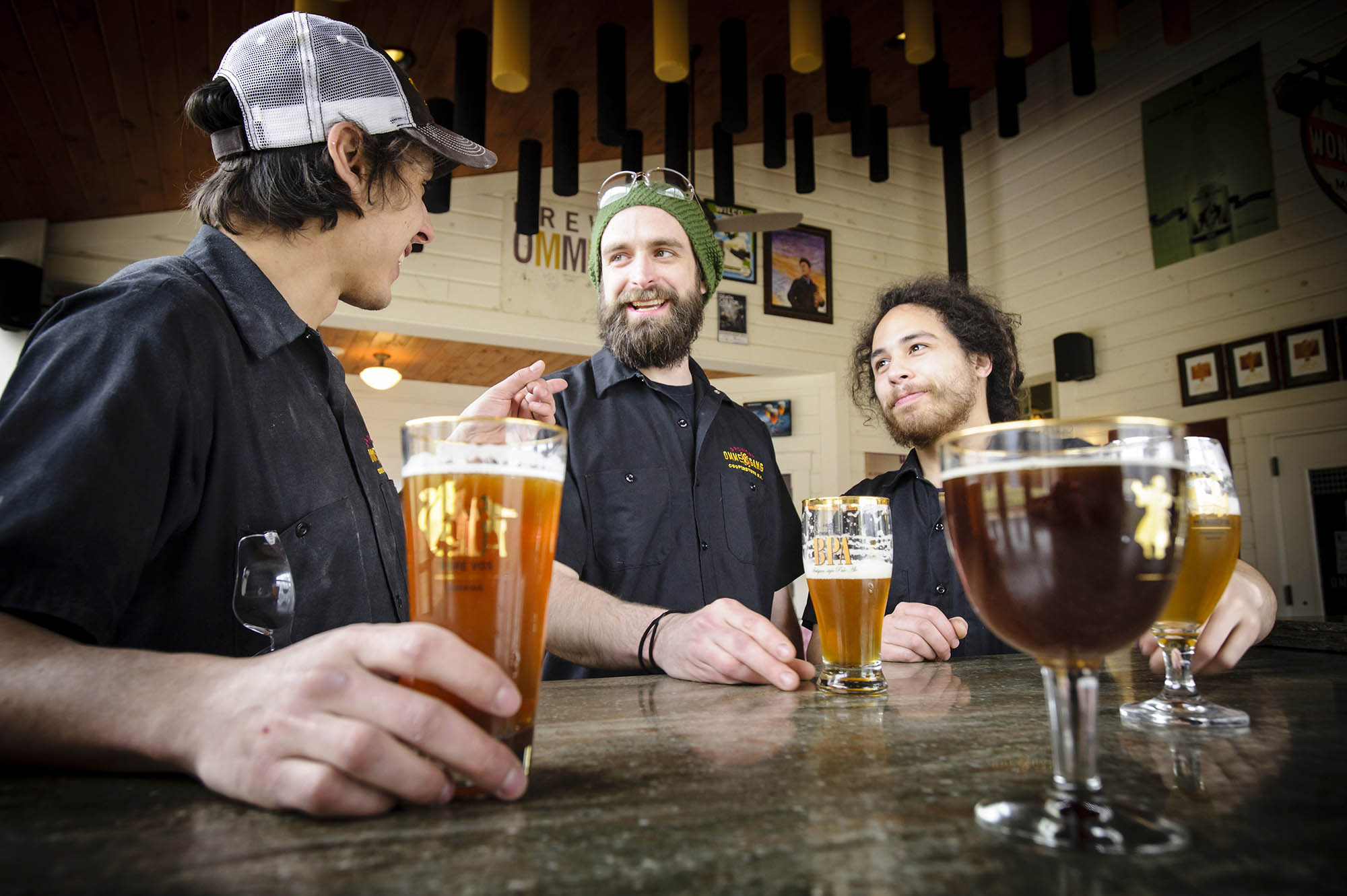 Goûter des boissons locales à la brasserie Ommegang, un arrêt sur le Brew Central Trail à Cooperstown, New York; Crédit : Mitch Wojnarowicz