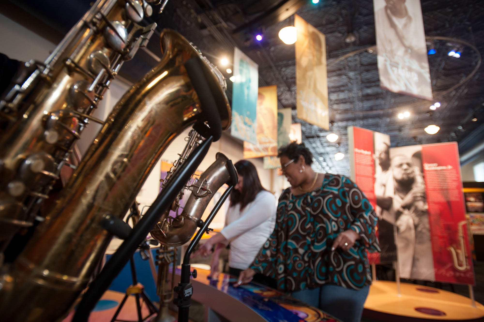 I visitatori visitano il Colored Musicians Club &amp; Jazz Museum a Buffalo, New York; Crediti: Onion Studio