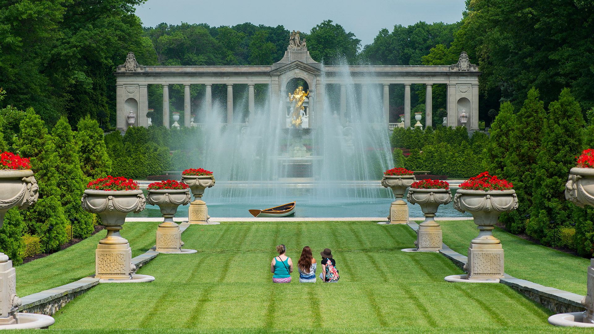 Apreciando as fontes na Nemours Estate, em Wilmington, Delaware; Crédito: Joe del Tufo