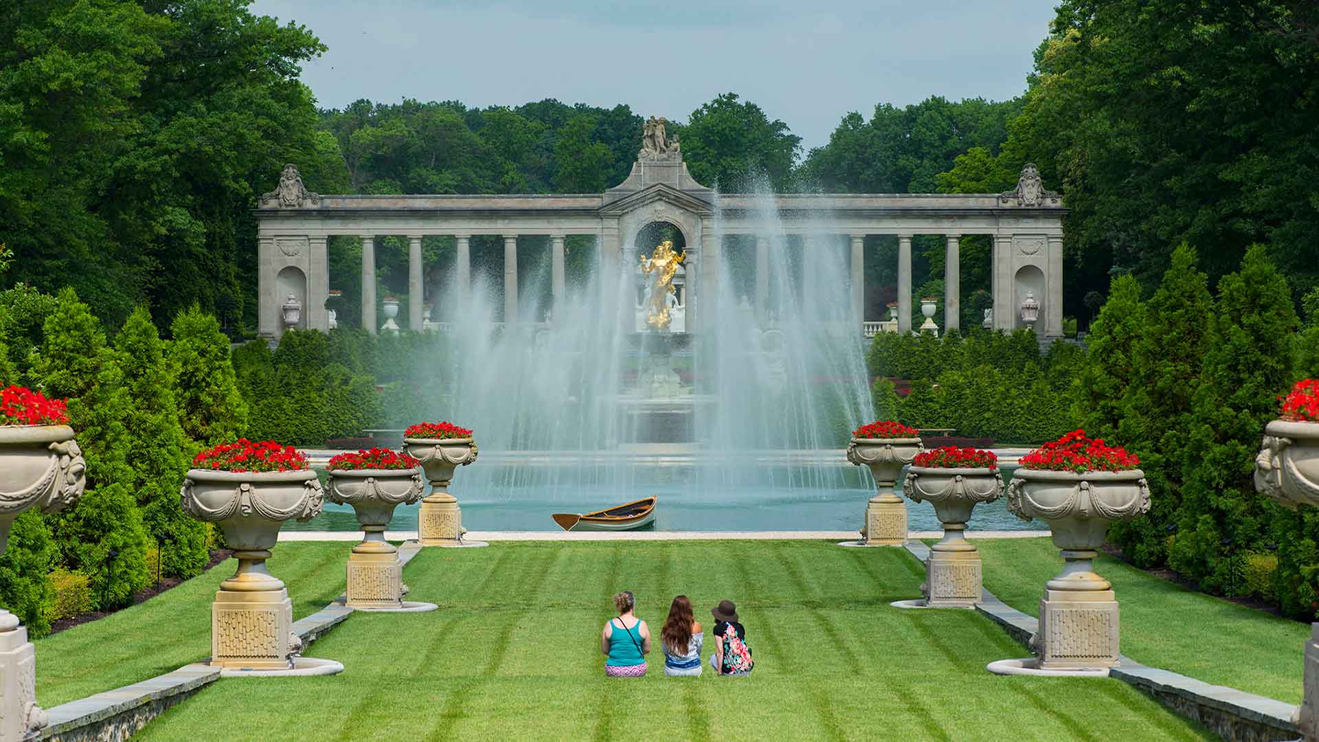 Apreciando as fontes na propriedade Nemours, em Wilmington, Delaware; Crédito: Joe del Tufo