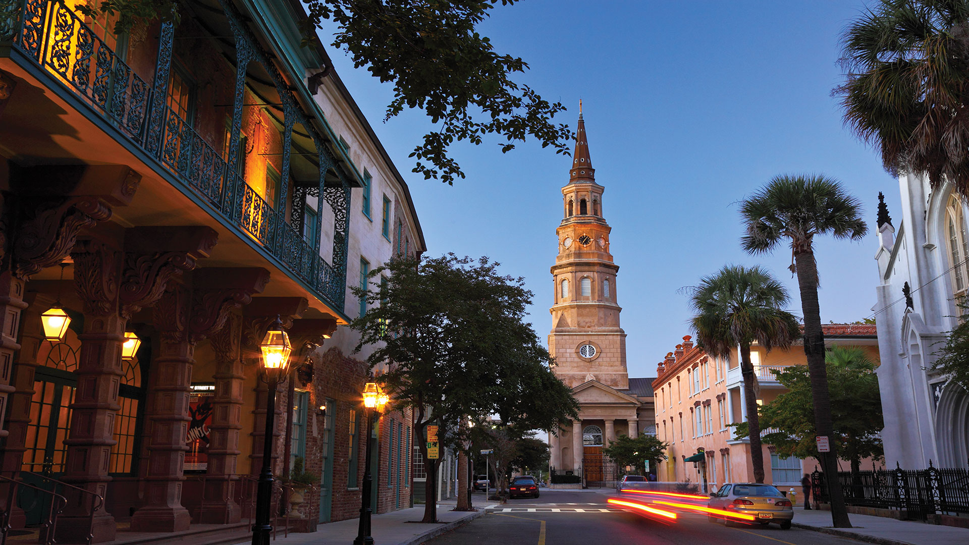 Der Glockenturm von St. Philip in der Abenddämmerung im Viertel French Quarter Charleston , South Carolina
