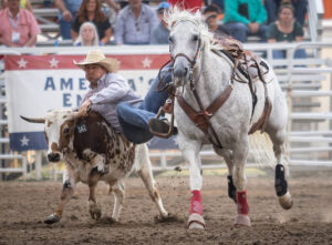 Un vaquero participando en un evento de rodeo en el condado de Converse, Wyoming