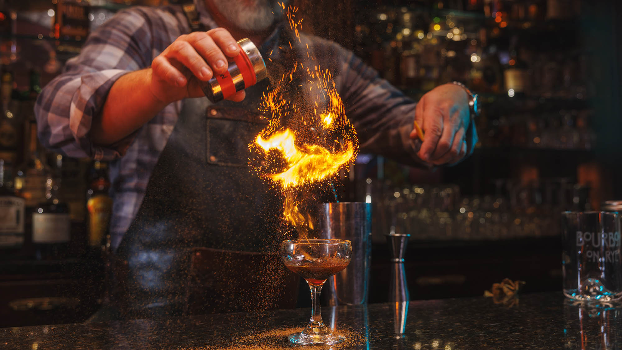 Technique enflammée pour un cocktail au bourbon en Lexington, Kentucky; Crédit : Richie Wireman