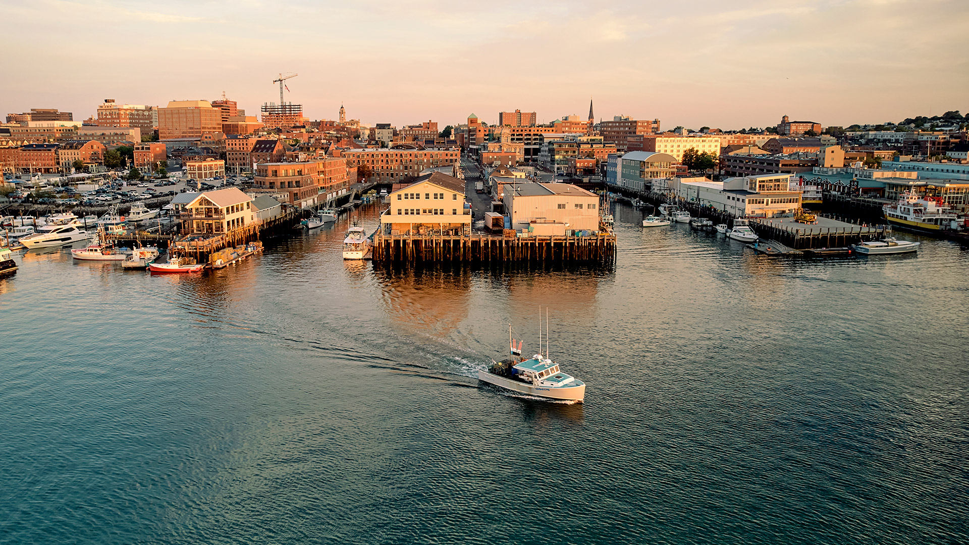 Vista aérea de la zona portuaria en actividad de Portland, Maine