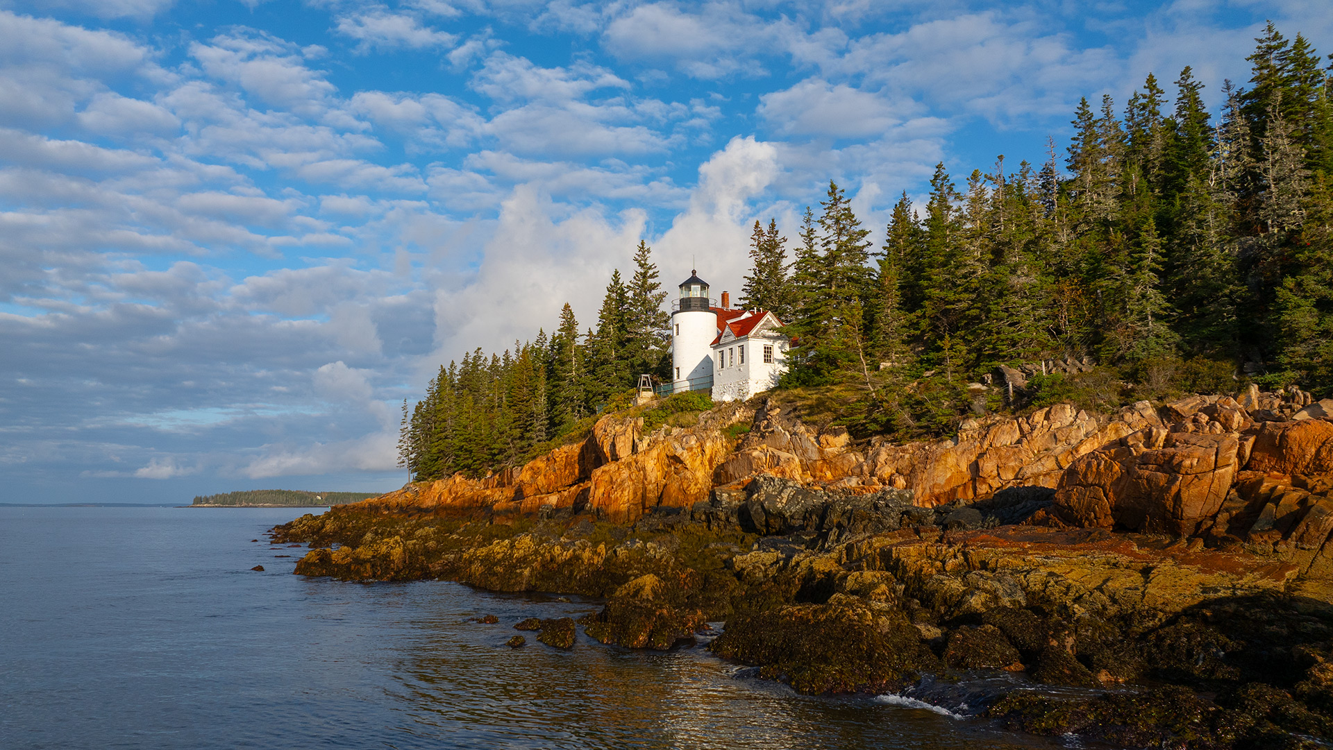 El faro de Bass Harbor Head, situado en los acantilados rocosos del Parque Nacional de Acadia, en Maine