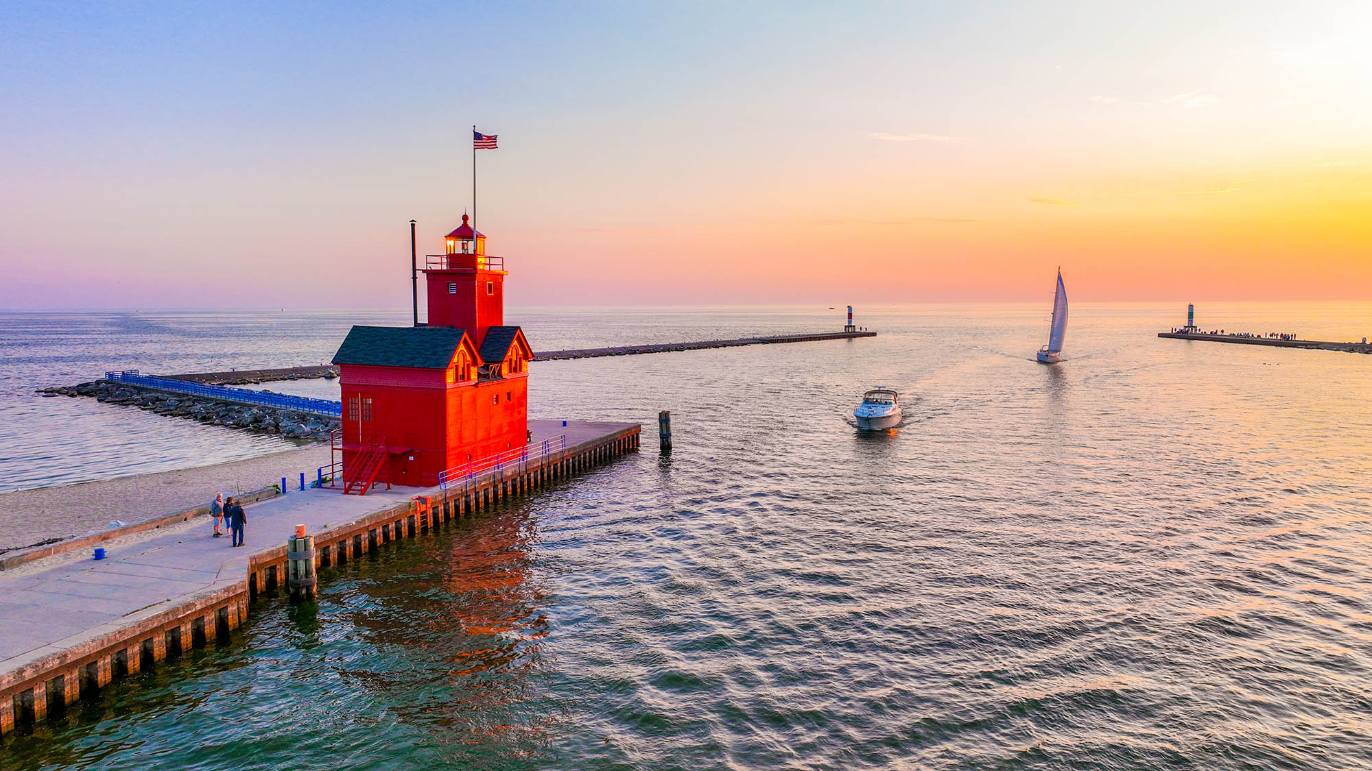 Il faro di Holland Harbor all'Holland State Park di Holland, Michigan; Crediti: Holland CVB