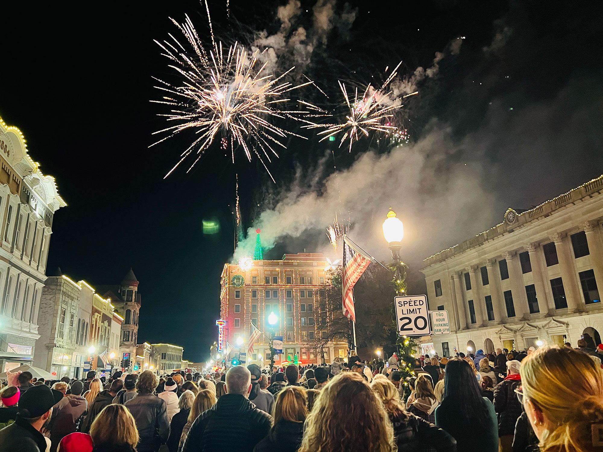 미주리주 세달리아에서 열린 ‘호텔 보텔 추수감사절 야간 조명 및 불꽃놀이 행사’ 현장의 인파