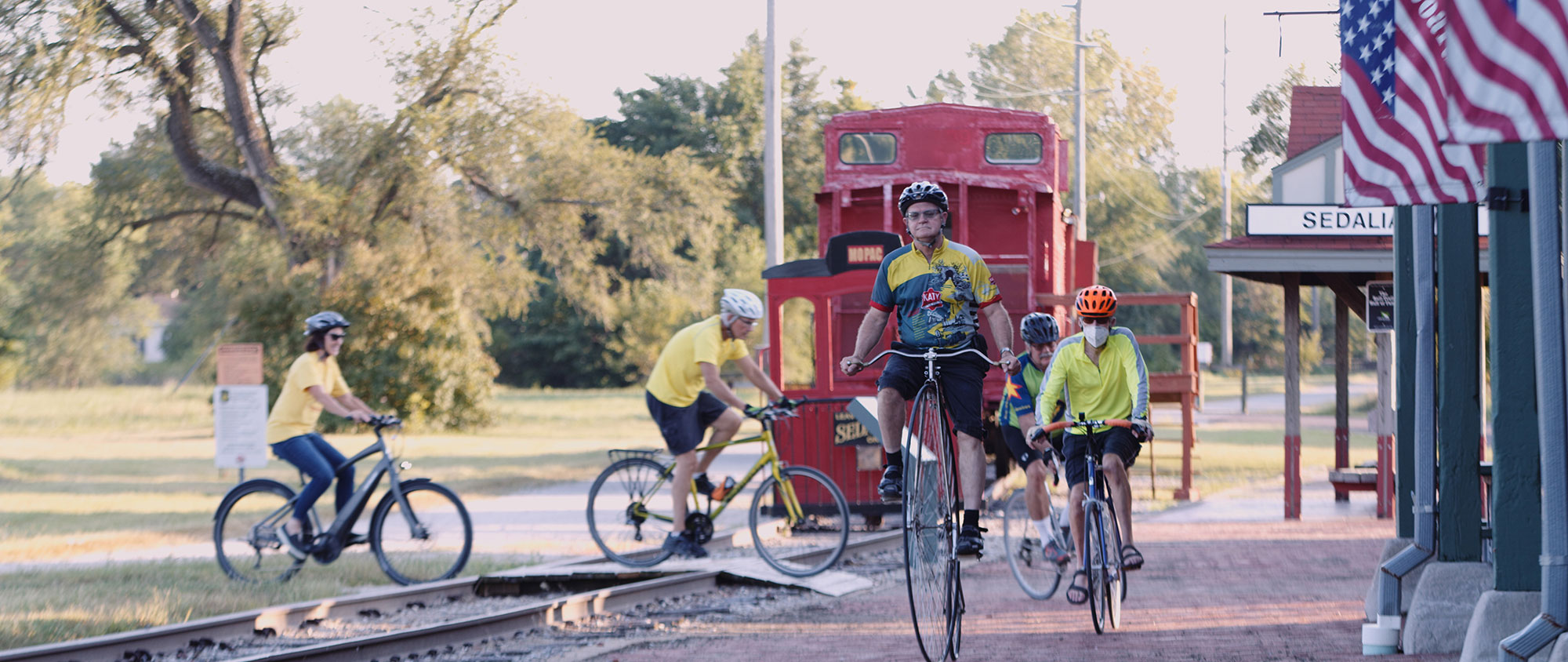 미주리주 세달리아에 위치한 유서 깊은 케이티 기차역 근처에서 자전거 타기