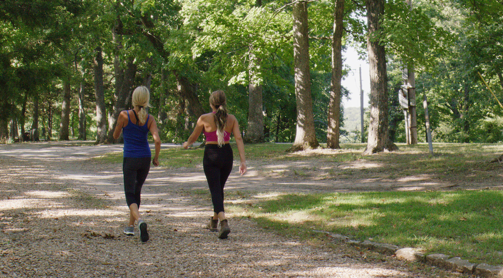 미주리주 세달리아 인근 케이티 트레일을 걷고 있는 두 명의 등산객