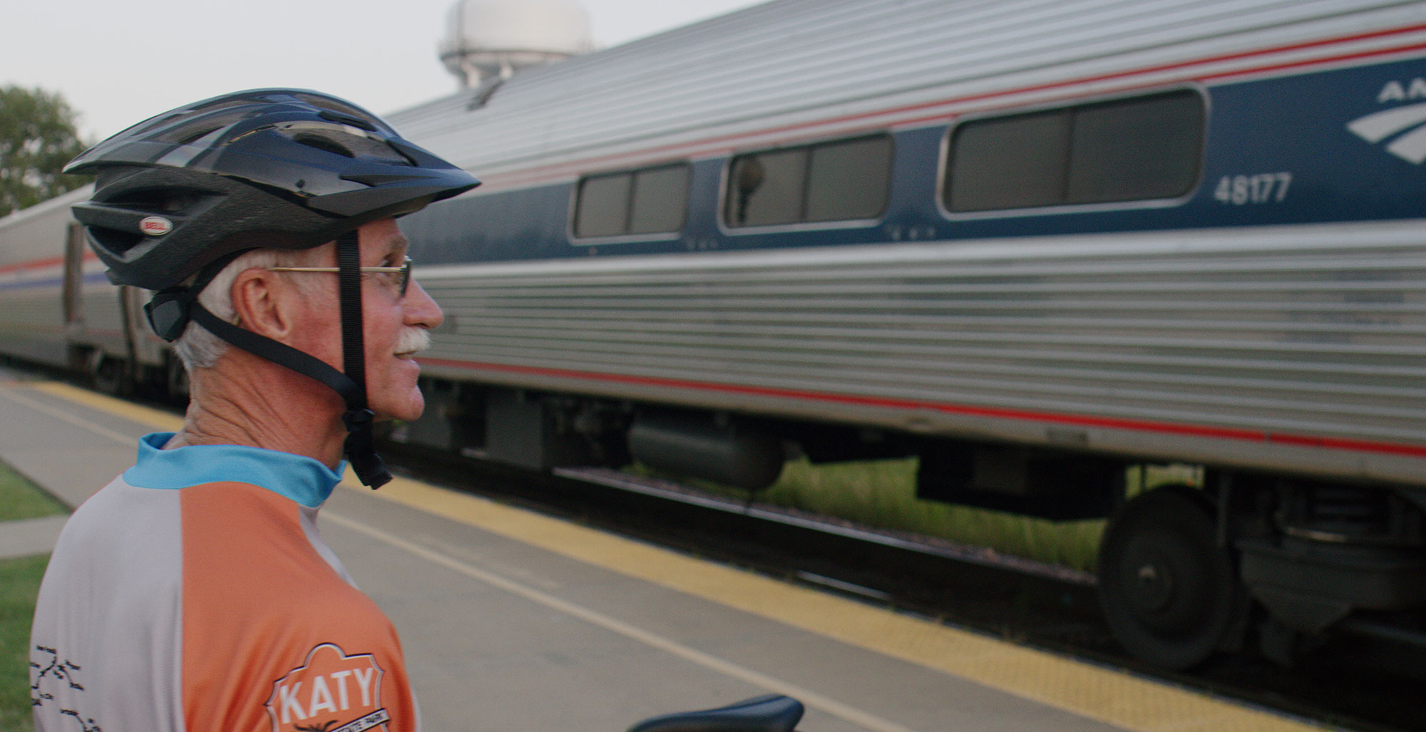 미주리주 세달리아를 지나는 암트랙 열차를 지켜보는 자전거 타는 사람들