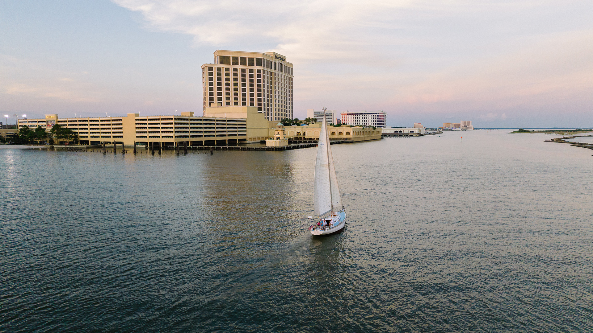 En passant devant Beau Rivage à Biloxi, Mississippi; Crédit : Coastal Mississippi