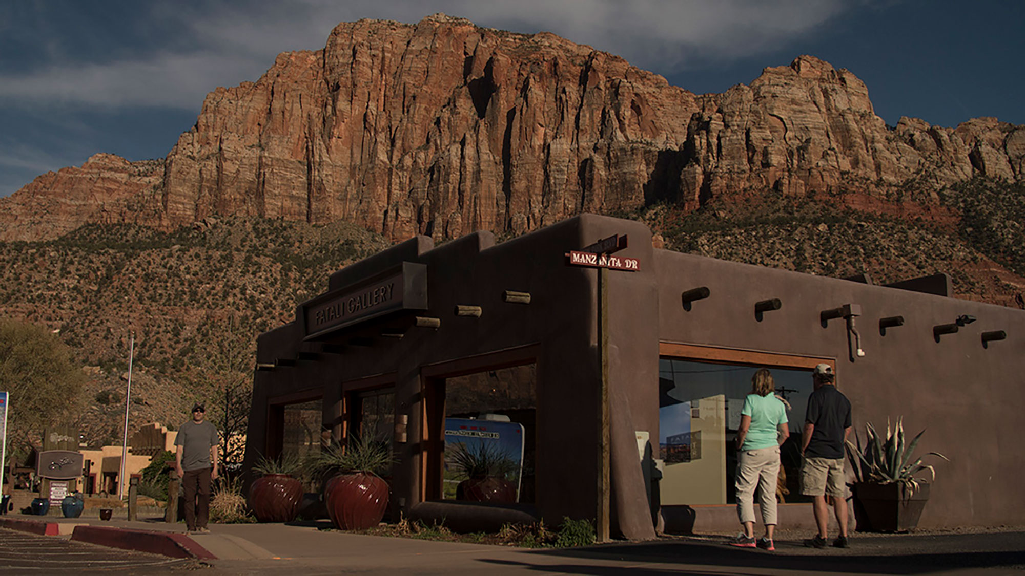 Besucher vor einer Kunstgalerie in Springdale Utah