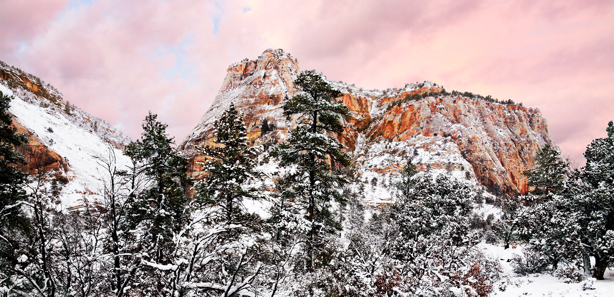 Schneebedeckte Gipfel im Zion-Nationalpark, Utah