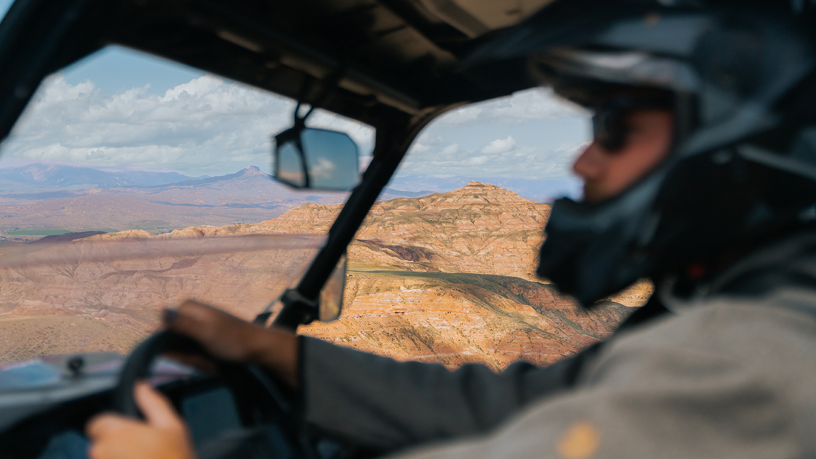 Dirigindo um quadriciclo na área selvagem de McCullough Peaks, perto de Cody, Wyoming