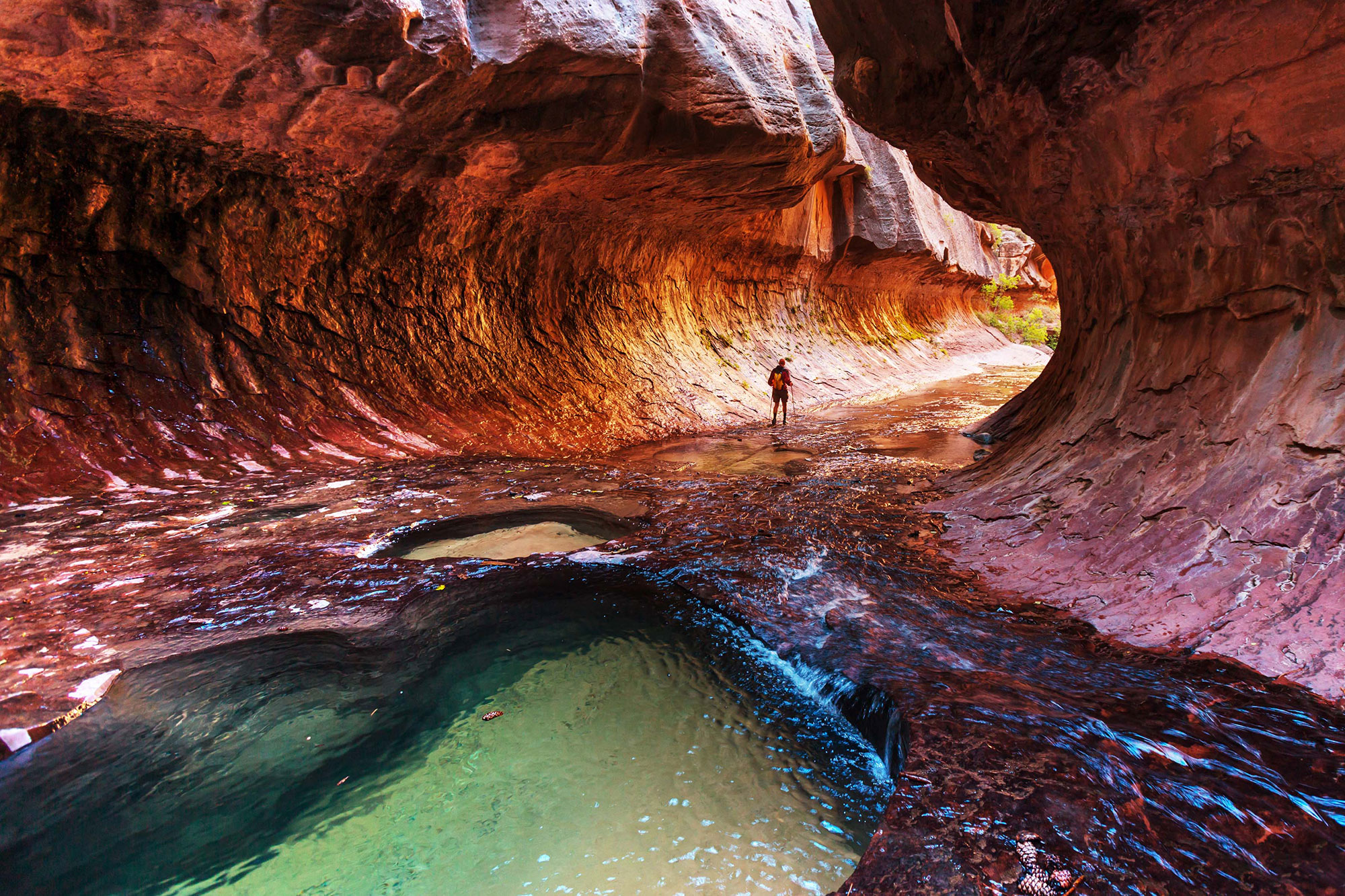 Wanderer auf dem Emerald Pools Trail in der Subway im Zion-Nationalpark Utah
