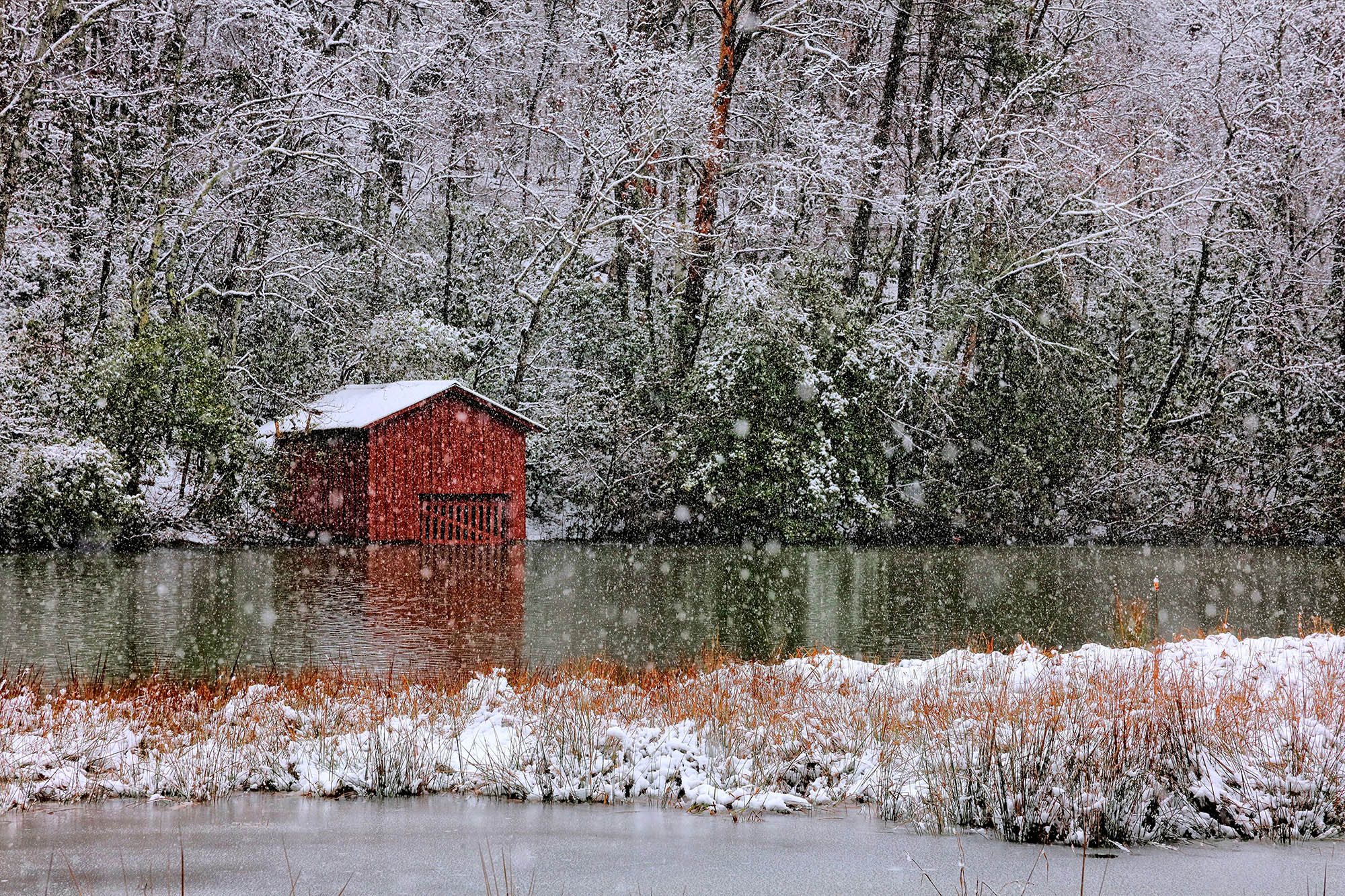 Il neige près du hangar à bateaux du parc d'État DeSoto à Fort Payne, Alabama; Crédit : John Dersham