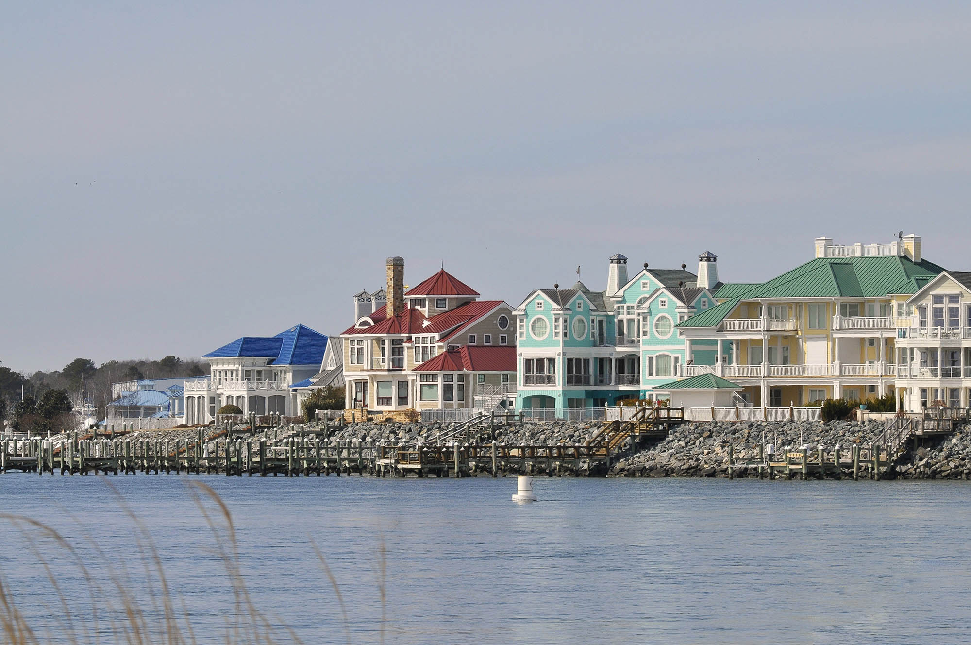 Uma fileira de casas em Ocean City, Maryland
