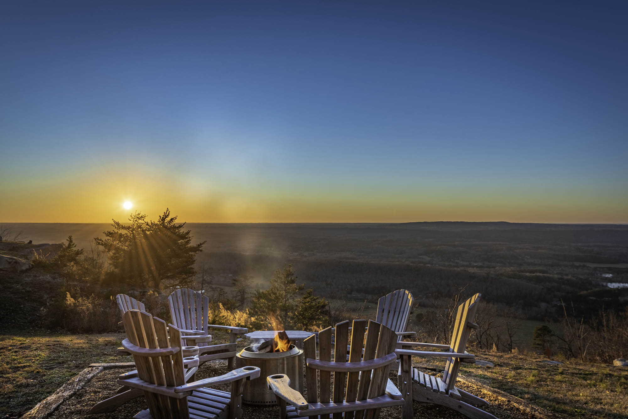 Vistas del atardecer desde Lookout Mountain en Mentone Cozy Cabins, en Mentone, Alabama; Crédito: DeKalb Tourism
