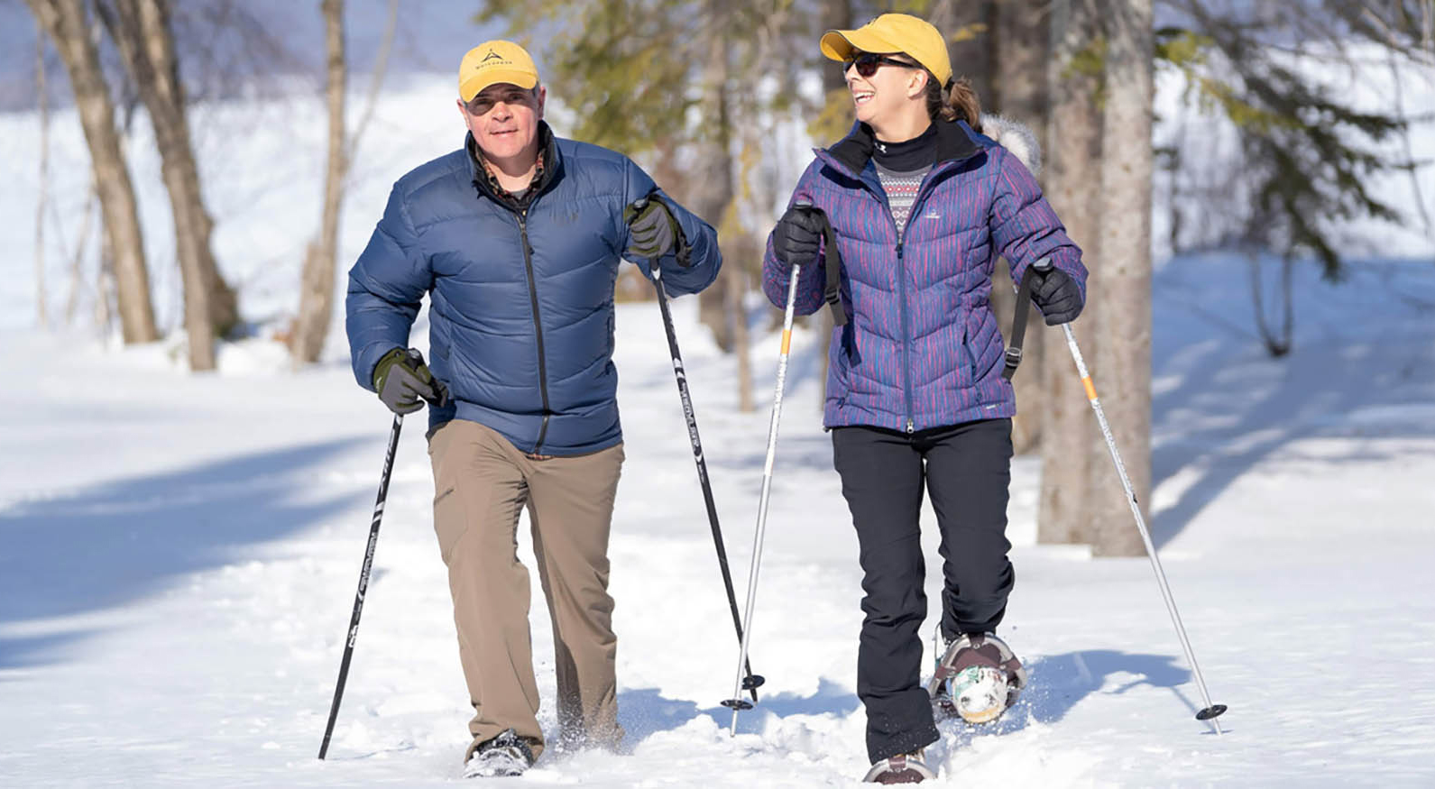 Deux personnes faisant de la raquette à Plattsburgh, New York; Crédit : Bureau des visiteurs de la côte des Adirondacks