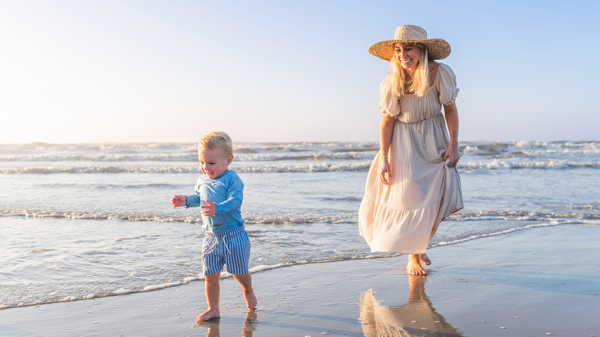 Caminando por la playa en Port Aransas, Texas