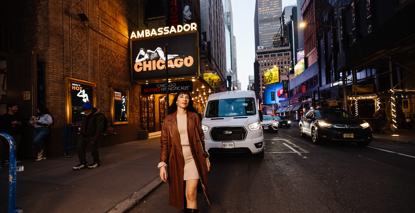 À l'extérieur de l'Ambassador Theatre, sur Broadway, à New York City