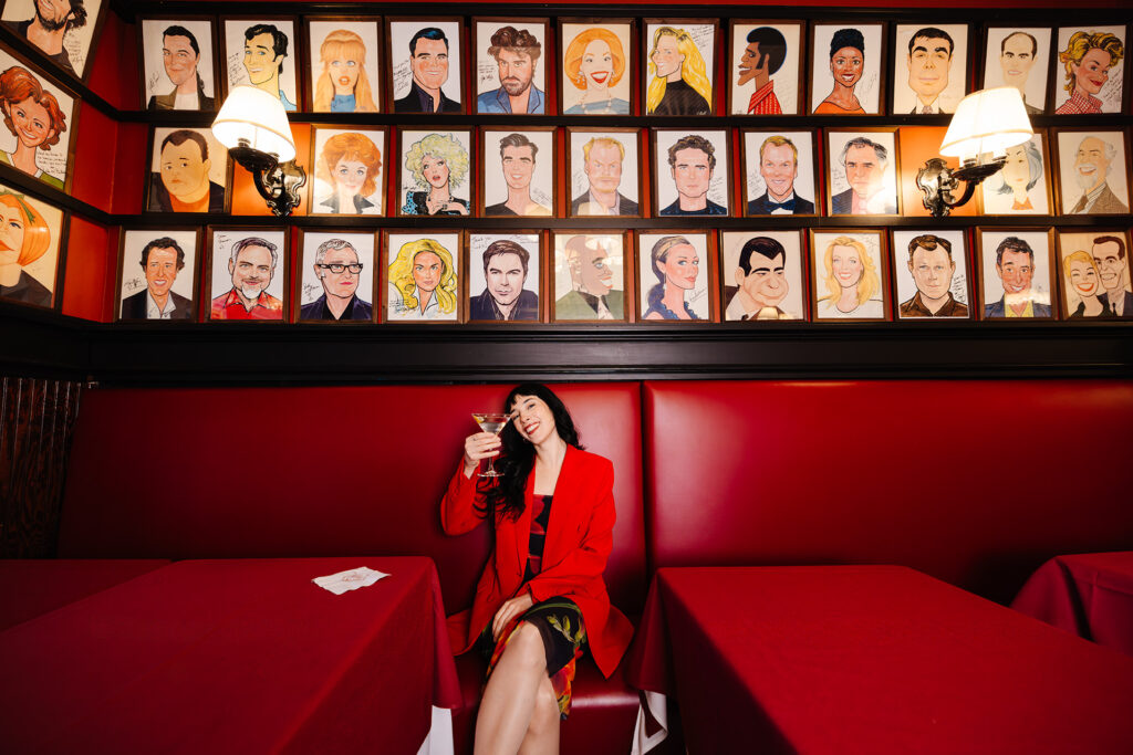 Posant pour une photo avec un martini chez Sardi’s à Manhattan, New York